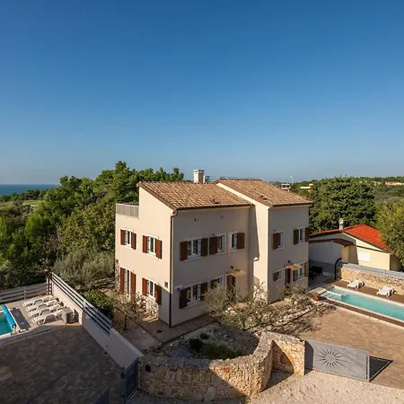 Villa 6-bedroom Chiara With Sea View *