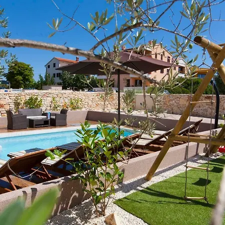 Villa 6-bedroom Chiara With Sea View Premantura