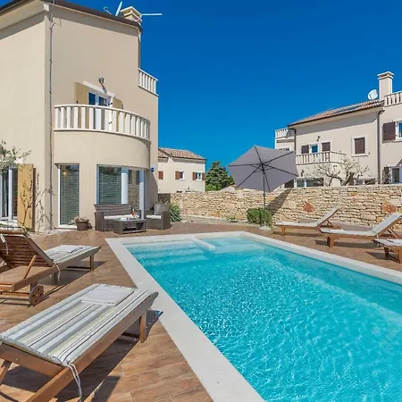 Villa 6-bedroom Chiara With Sea View Premantura