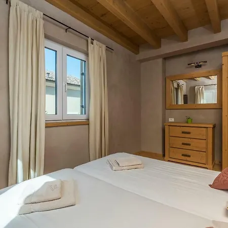 Villa 6-bedroom Chiara With Sea View Premantura