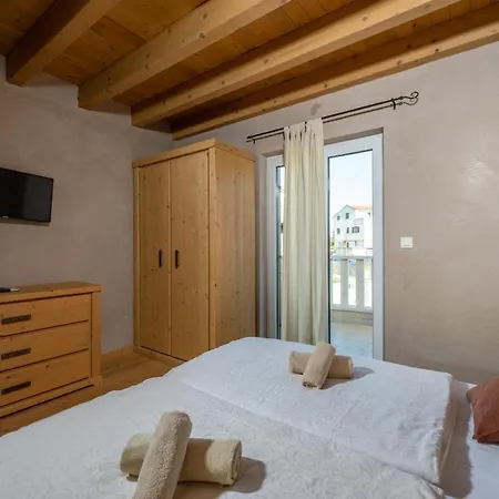 Villa 6-bedroom Chiara With Sea View Premantura